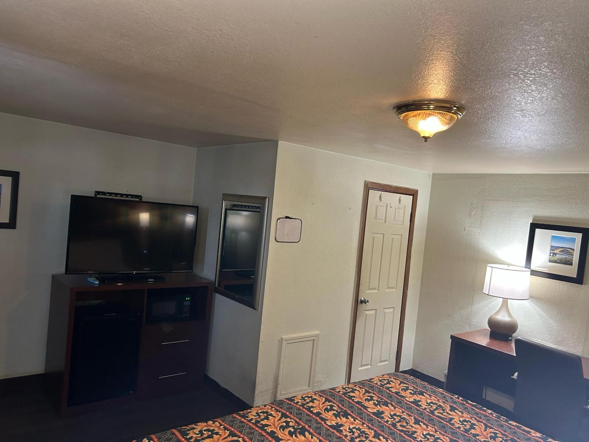 Hillcrest Motel By Oyo Aurora Near Lawrenceburg 外观 照片
