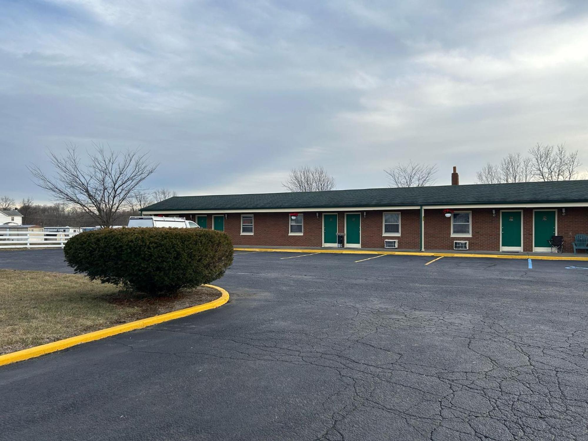 Hillcrest Motel By Oyo Aurora Near Lawrenceburg 外观 照片
