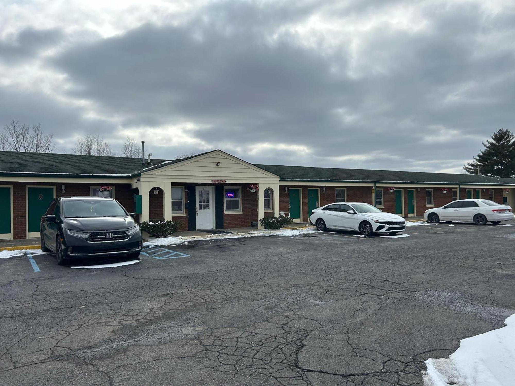 Hillcrest Motel By Oyo Aurora Near Lawrenceburg 外观 照片